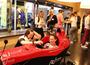 Ein Highlight der Netzmedien Sommer Party 2025: Im Wettrennen auf dem virtuellen Salzburgring konnten sich die Gäste messen und um die besten Rundenzeiten fahren. (Source: Netzmedien)